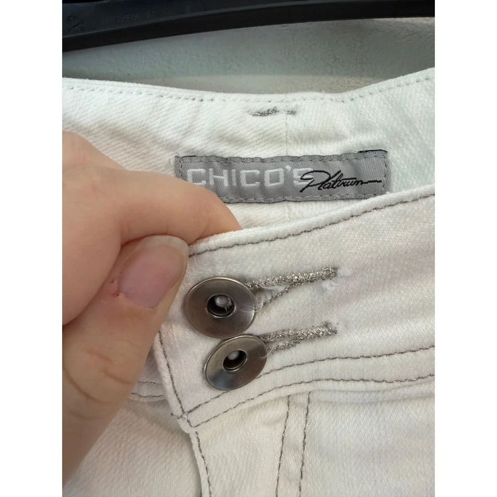 Chicos Platinum White Denim Crop Jeans Size 2.5 Mid Rise Contrast Stitching